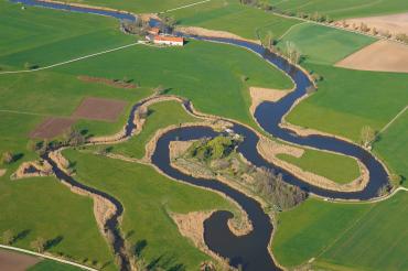 In vielen Flussschleifen windet sich die Wörnitz durch ihr Tal bei Oettingen und Munningen.