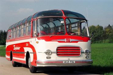 Auf dem Bild sieht man den Oldtimer-Bus für den die CID 10 x 2 Sitzplätze verlost.