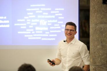 Das Bild zeigt David Wittner mit seinem Vortrag bei der Zukunftswerkstatt zum Thema Werte im Stadtmuseum Nördlingen.