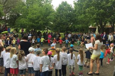 Das Bild zeigt die Kindergartenkinder bei einer Aufführung