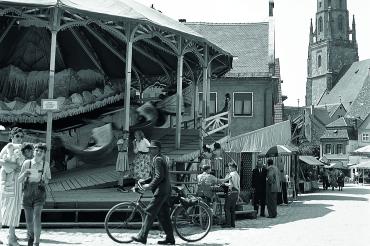 1963 findet die letzte Mess' innerhalb der Stadtmauern statt. Am Obstmarkt standen bis dahin große Fahrgeschäfte wie Schiffschaukeln und die Zugspitzbahn (siehe Foto von 1958)
