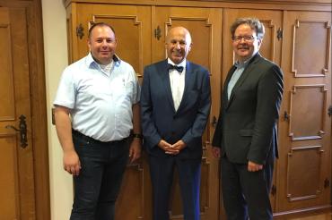 Im Bild (v. rechts): Oberbürgermeister Armin Neudert, Günther Gierak, langjähriger Leiter des Sachgebietes Schule und Sport im Rathaus Donauwörth, und sein Nachfolger Simon Srownal.