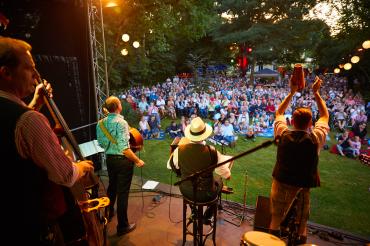 Ein herrlicher Blick von der Bühne auf das Festivalgelände auf Gut Sulz. 2017 feierten die CubaBoarischen ein Fest – 2019 kommen mit den „Raith-Schwestern & DaBlaimer, PAM PAM Ida und der Keller Steff BIG Band drei „Größen“ der bayrischen Musikszene nach Gut Sulz bei Münster/Rain am Lech.