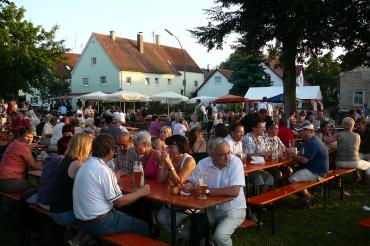 Das Bild zeigt das Mertinger Straßenfest 2010.
