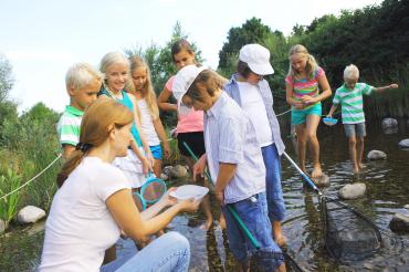 Kinder beim Keschern.