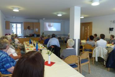 30 ehrenamtliche Mitarbeiter der Seniorenheime des gemeinsamen Kommunalunternehmens Donau-Ries Kliniken und Seniorenheime nahmen vor Kurzem an einer Weiterbildung zum Thema „Kraftquelle Humor – gerade auch im Ehrenamt“