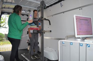 Auch Martina Mayer, Krankenschwester auf der Intensivstation der Oettinger Donau-Ries Klinik, hat das Angebot an den Gesundheitstagen in Anspruch genommen. Betreut wurde sie dabei von Isabella Kudella.