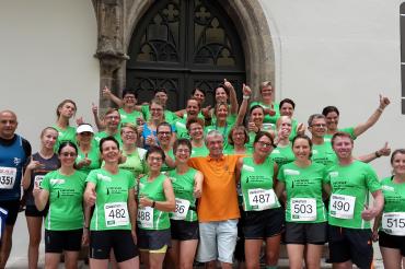Kurz vor dem Start zum Stadtlauf der Großteil der Kursteilnehmer mit einigen Betreuern.