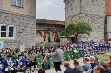 Unter dem Motto „Der Landkreis musikalisch vereint“ gaben sich die Stadtkapellen aus Harburg, Rain, Donauwörth und Nördlingen ein Stelldichein als vereintes Großorchester.