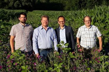 (v.l.): Projektbetreuer Bernhard Bacherle, Landwirt Karl-Heinz Fackler, Wemdings Bürgermeister Dr. Martin Drexler und Landwirt Xaver Wenninger Foto: Mario Binswanger, Stadt Wemding