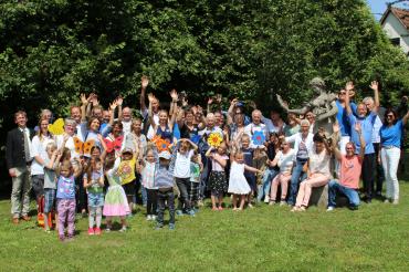 Das Bild zeigt die ausstellenden Künstler mit Landrat Stefan Rößle (links) und Bürgermeister Wolfgang Kilian.