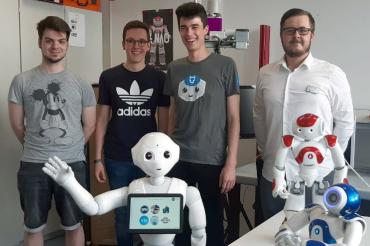 Die drei Studenten der IT-Projektgruppe für Humanoide Robotik der Hochschule Augsburg: Marcel Maier, Marcel März und Erik Herberg.
