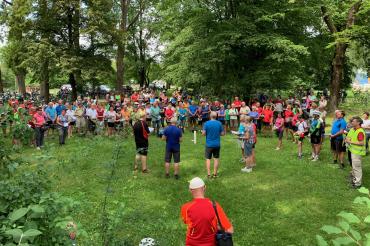 Die große Schar der 240 Radwallfahrer bei der 4. Station an der Europawiese in Gersthofen. In der Mitte brennt die Wallfahrtskerze, die die Radler auf ihrem Weg von Donauwörth mitgebracht haben.