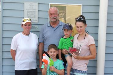 Auf dem Bild zusehen v. l. n. r. Janine Barthold, Oberbürgermeister Hermann Faul, Christine Rappl mit den Kindern Johannes und Alexander