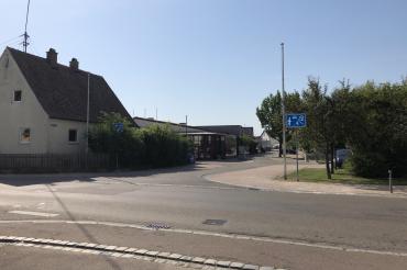 Der Vorplatz zur Schmutterhalle soll sich in den nächsten Jahren verändert. Vor allem Parkplätze werden auf dem Areal entstehen. 