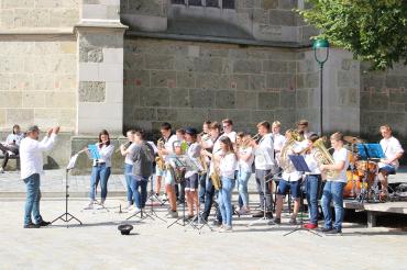 Das Bild zeigt die Schüler des Albrecht-Ernst-Gymnasiums Oettingen bei ihrem Flashmob auf dem Marktplatz in Nördlingen.