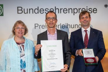 Ministerialdirektorin Dr. Katharina Böttcher (links), überreicht gemeinsam mit DLG-Präsident Hubertus Paetow (rechts) Urkunde und Medaille an Thomas Müller.