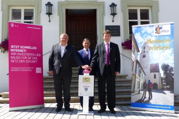 Highspeed-Internet Stadt Monheim. Von links nach rechts: Holger Betz, Telekom Technik, Bürgermeister Günther Pfefferer, Markus Sand, Telekom. 