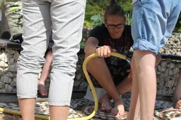 Mit großer Begeisterung probierten sich die Schüler an den verschiedenen Stationen aus, erfuhren neue Sinneseindrücke, stellten duftende Seifen her, gestalteten Kunstwerke, übten Kraft und Geschick, genossen leckere Kräuterlimonaden und Speisen und konnten sich in der Wellnessoase im Sinne der Lebensordnung entspannen.