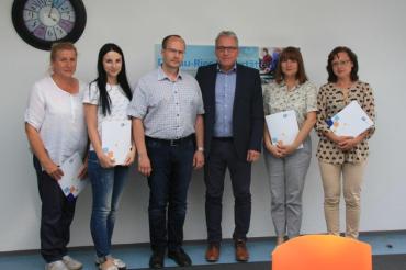 Das Bild zeigt die Frühförderleiterin Natalias Kolomoetz, die Kinderärztin Natalia Petruschina, die Psychologin Karina Krawzova und die Ergotherapeutin Olga Dozenko sowie Roman Bondarenko und Manfred Steger.