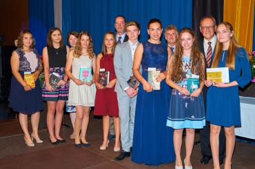 Das Bild zeigt die Klassenbesten der Realschule Rain.