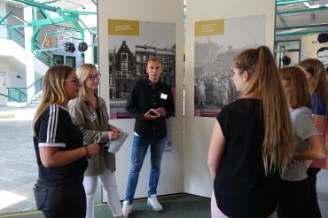 Eduard Baier, Jana Reicherzer und Tamara Sedlmeier (BVW) führen die Gäste der Anton-Jaumann Realschule Wemding durch die Ausstellung. 