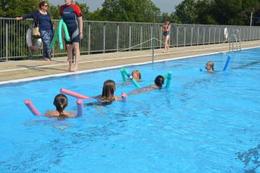 Kinder schwimmen im Schwimmbecken 