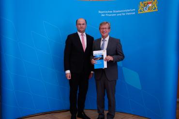 Das Bild zeigt Staatsminister der Finanzen und für Heimat, Albert Füracker und Hauptamtsleiter Peter Schiele.