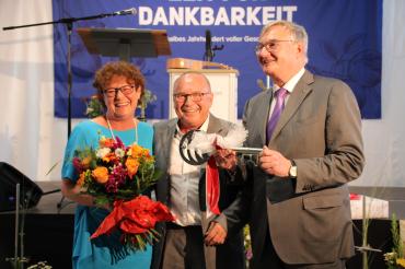 Renata und Armin Thienel nahmen von Architekt Werner Eberl (Mitte) den symbolischen Schlüssel für das neue Werk entgegen.