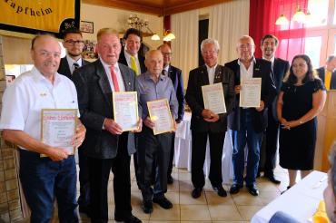 Zu Ehrenmitgliedern wurden ernannt Manfred Zwerger, Konrad Jenning, Ludwig Jenning, Xaver Friedenberger und Johannes Straßer. Im Hintergrund die SCT-Vorstände Alexander Schwarz und Tobias Bau, BLSV-Kreisvorsitzender Roland Pickhard, sowie die Vorstände Jochen Linder und Margot Helber.