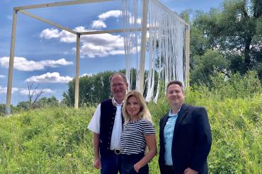 Freuen sich über die gute Zusammenarbeit (von links): Bürgermeister Alois Schiegg, Künstlerin Lenka Thomasova und Lars Pappert von der Uniper Kraftwerke GmbH.