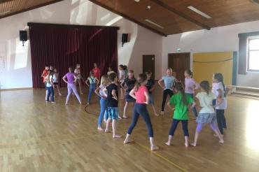 Für das Stadtmauerfest: Kinder üben bei der VHS historische Tänze.