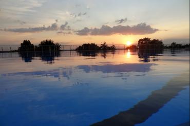 Schwimmerbecken im Freibad Donauwörth bei Abendsonne.