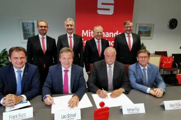 Das Bild zeigt Martin Jenewein, Thomas Schwarzbauer, Wolfgang Winter und Karlheinz Wiesinger (v.l.; hinten) sowie Frank Kunz, Leo Schrell, Stefan Rößle und Herrmann Faul (vorne).