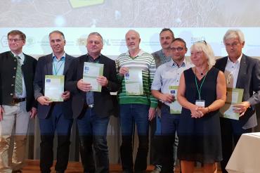 Stellvertretend überreichte Landrat Stefan Rößle als Würdigung der „NATURA 2000 Partnerschaften“ Urkunden und eine kleine Auswahl regionaler Produkte.