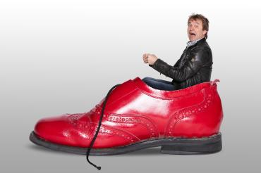 Heinrich del Core in einem roten Schuh