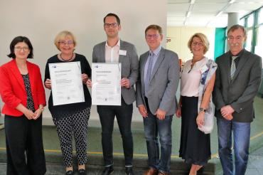 Auf dem Bild zu sehen: Bettina Kräußlich (IHK Schwaben), Rektorin Doris Barth-Rieder, Matthias Alter (stellvetretender Personalleiter Hama), Landrat Stefan Rößle. Simone Heidenreich (Leiterin Aus- und Weiterbildung Hama) und Richard Strehle (strellvertretender Schulleiter). 