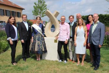 Bei der Eröffnung des Kunstpfades, von links: Regionalmanagerin Jennifer Werner, Klemens Heininger, Tina Gärtner, Thomas Böllmann (Schöpfer der Skulptur in der Bildmitte), Stefan Rößle, Prof. Wolfgang Mussgnug, Barbara Wunder, Hildegard Frank und Erwin Seiler. 