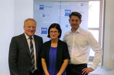 Von links: Wolfgang Winter, Vizepräsident der IHK Schwaben, Bettina Kräußlich, Regionalgeschäftsführerin IHK Nordschwaben und Andreas Dirr, Vorsitzender IHK Schwaben. 