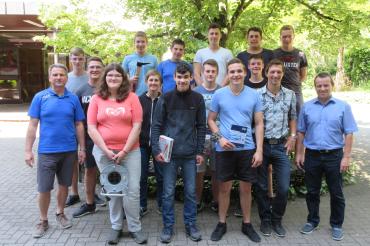 Das Bild zeigt die Teilnehmer mit ihren Preisen.