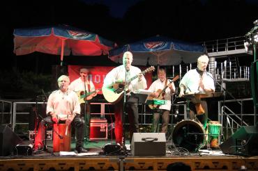 „Nordilo“ bei einem Auftritt im Freibad auf der Marienhöhe 2017