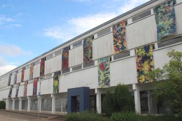 Wehende Kosmos-Fahnen der Künstlerin Annette Steinacker-Holst.