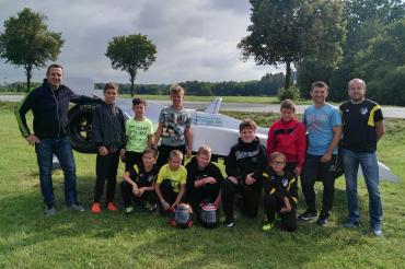 Im Bild stehend von links: Bernd Spielberger, Florian Eger, Moritz Münzinger, Noah Spielberger, Julian Beck, Trainerteam Michael Spielberger und Michael Burgetsmeier. Kniend vorne von links: Lukas Burgetsmeier, Felix Spielberger, Fabian Faul, Lars Müller, Lasse Behrens.