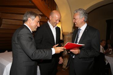Große Ehre: Vorstandsvorsitzender Kurt Müller (rechts) bekam vom Vizepräsident des bayerischen Sparkassenverbandes, Roland Schmautz (links), und dem Landesobmann und Chef der Stadtsparkasse München, Ralf Fleischer, die goldene Sparkassennadel überreicht. 