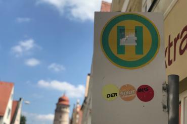 Der Halt des Nördlinger Stadtbusses in der Deininger Straße. 