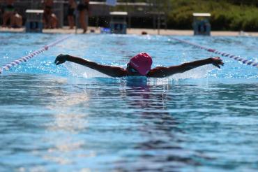 Claudia Koch beim Schmetterlingschwimmen im Nördlinger Freibad.