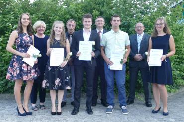 Jahrgangsbeste FOS Sozial und Technik: Katharina Killisperger (Wertingen), Schulleiterin Doris Barth-Rieder, Tamara Rößner (Buchdorf), stellvertretender Schulleiter Richard Strehle, Oliver Meixner (Rain-Bayerdilling), Bürgermeister Josef Reichensberger, Stefan Morasch (Harburg), Elternbeiratsvorsitzender Dieter Podstawski, Vanessa Franke (Tapfheim)