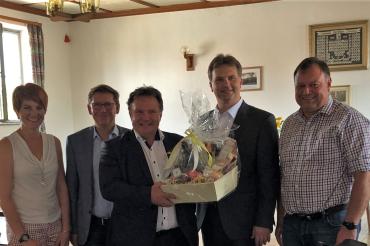 Zu sehen sind (v.l.n.r.): Lauingens Bürgermeisterin Katja Müller (stellvertretende KPV-Bezirksvorsitzende), Landrat Donau-Ries Stefan Rößle (KPV-Landesvorsitzender), Kaufbeurens Oberbürgermeister Stefan Bosse (bisheriger KPV-Bezirksvorsitzender), Bürgermeister Kammeltal Matthias Kiermasz (neuer KPV-Bezirksvorsitzender) und Wiggensbachs Bürgermeister Thomas Eigstler (stellvertretender KPV-Bezirksvorsitzender).