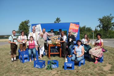 Bürgermeisterin Petra Wagner (5. von rechts) sticht das Fass für die Kirchweih-Bierprobe an.