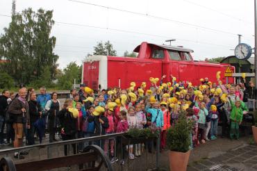 Während auf dem Gunzenhauser Bahnhof die Kinder aus München, Aschaffenburg und Hof zur Heimfahrt von einem erfüllten Kinderchortag auf ihren Zug warten mussten, wartete der Museumszug auf die Kinder aus dem Ries.